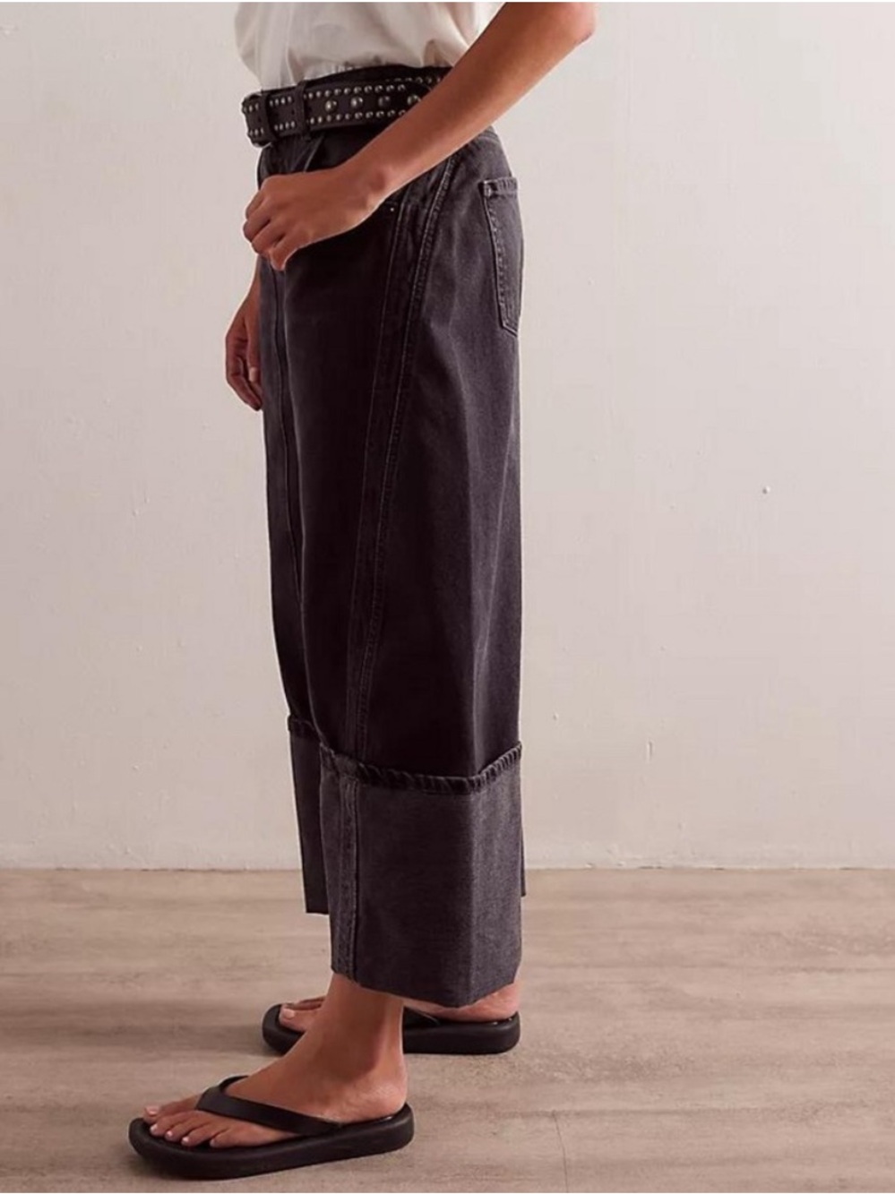 WE THE FREE Olsen Cuffed Cropped Barrel Jeans in Black Wash size 26 - Picture 3 of 14